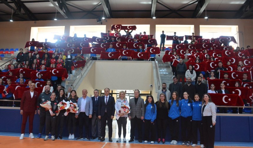 KADIN MİLLÎLER SİNOP’TA ÖĞRENCİLERLE BULUŞTU