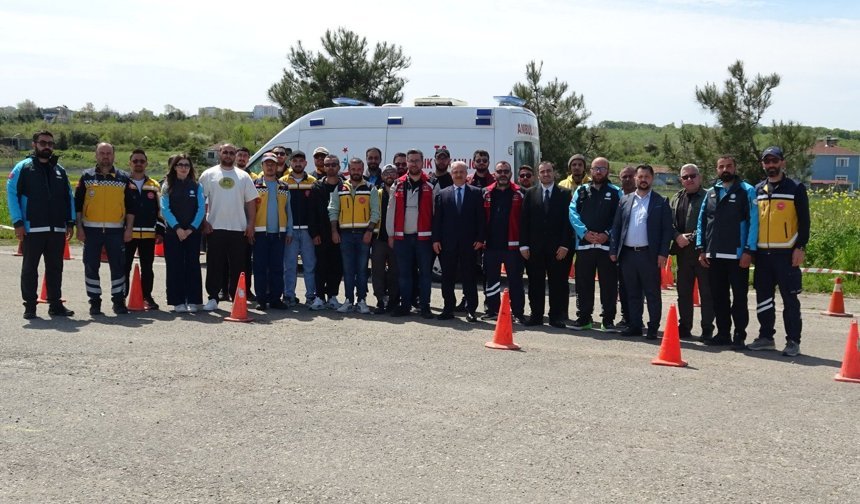 SİNOP'TA AMBULANS SÜRÜCÜLERİ ZORLU PARKURLARDA YETENEKLERİNİ SERGİLEDİ