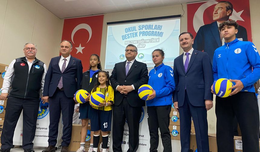 SİNOP’TA SPOR MALZEMELERİ TÖRENLE DAĞITILDI