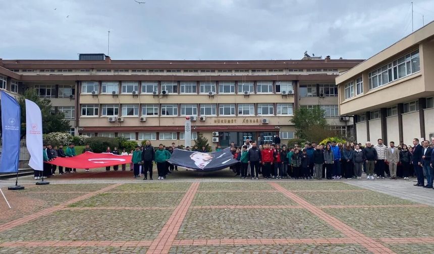 GENÇLİK HAFTASI KAPSAMINDA ÇELENK SUNMA TÖRENİ DÜZENLENDİ