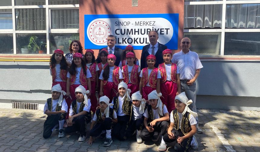 SİNOP'TA ÖĞRENCİLER KARNE SEVİNCİ YAŞADI
