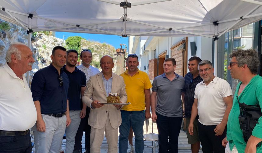 SİNOP BELEDİYE BAŞKANI METİN GÜRBÜZ'E SÜRPRİZ DOĞUM GÜNÜ KUTLAMASI