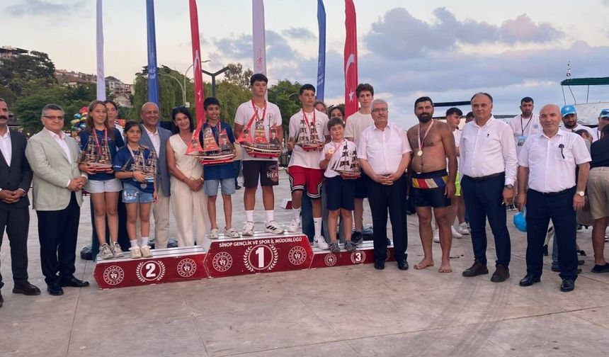 SİNOP'TA KABOTAJ BAYRAMI COŞKUSU: YAĞLI DİREĞİN ŞAMPİYONU YİNE DEĞİŞMEDİ