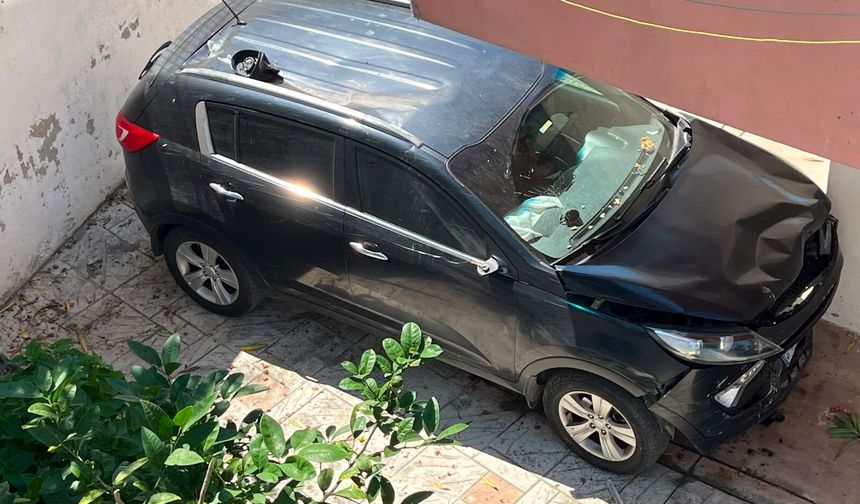 SİNOP'TA OTOMOBİL APARTMAN BOŞLUĞUNA DÜŞTÜ