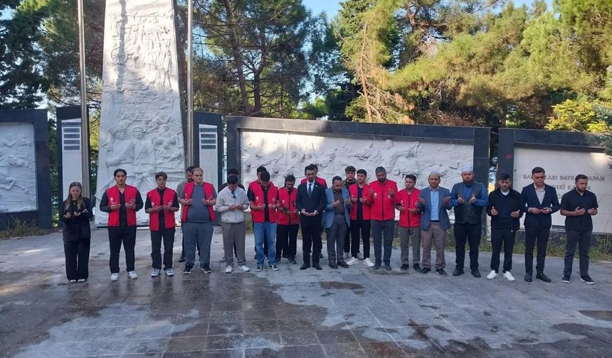 SİNOP ÜNİVERSİTESİ ÖĞRENCİLERİNDEN ŞEHİTLERE VEFA ZİYARETİ