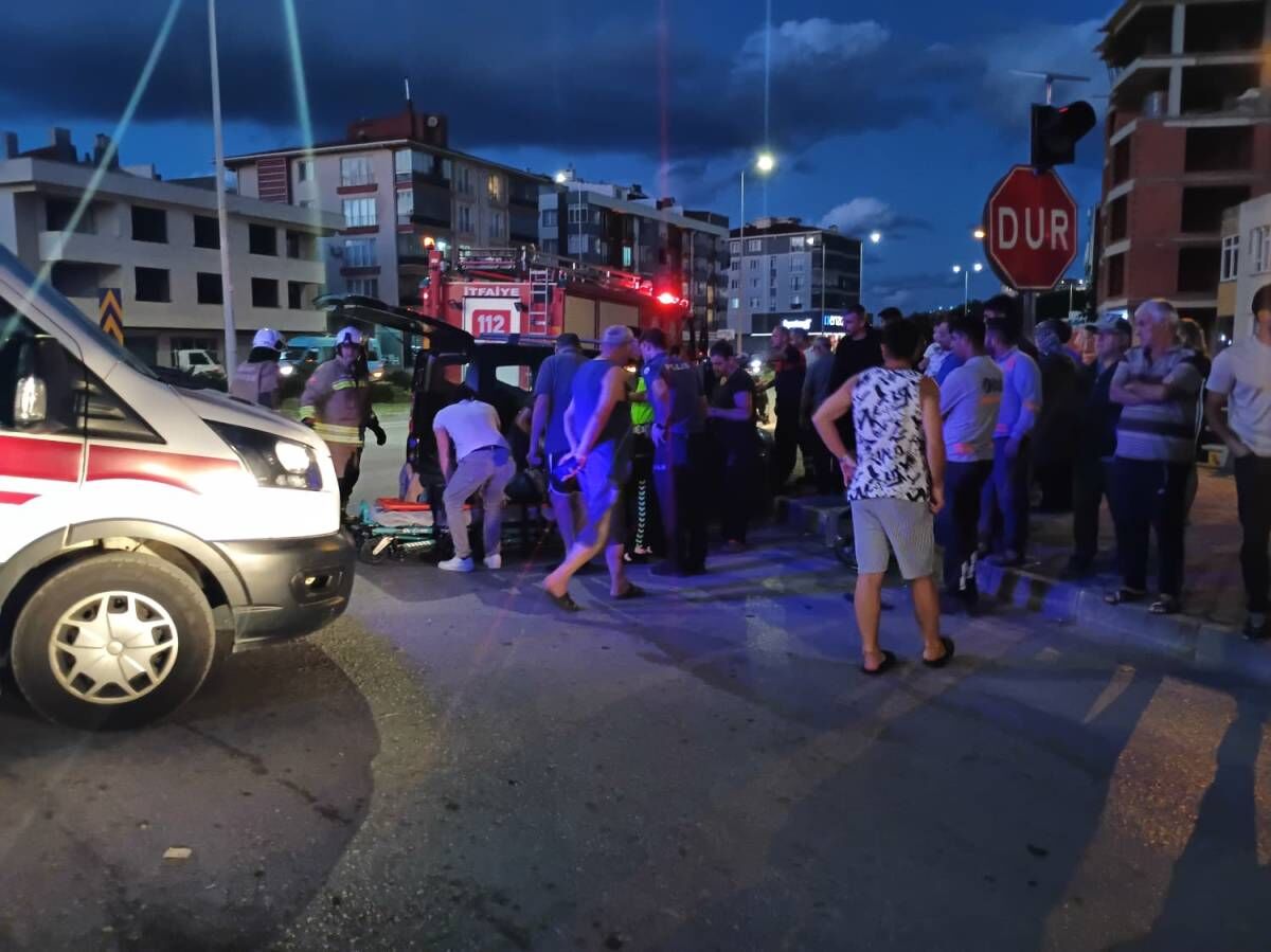SİNOP’TA KAVŞAKTA İKİ ARAÇ ÇARPIŞTI: 2 YARALI