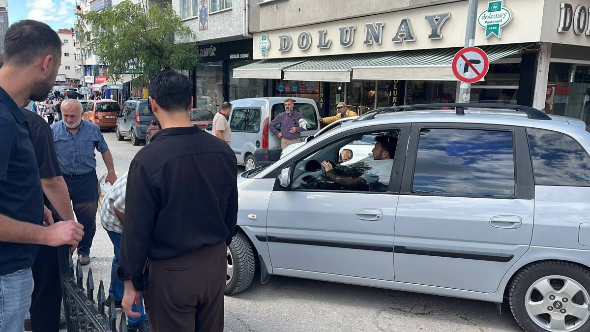 KALDIRIMA SIKIŞAN OTOMOBİLİ DOLMUŞ ŞOFÖRÜ KURTARDI